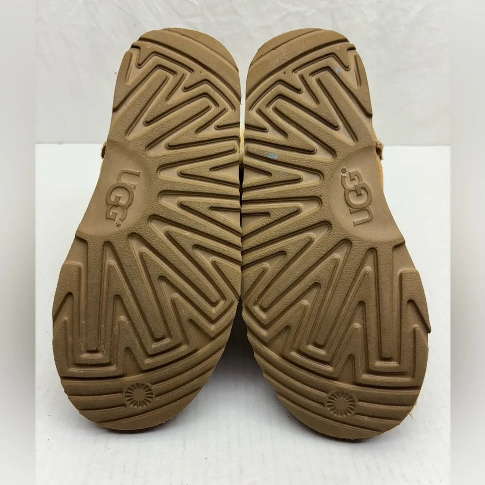 Ugg Bailey Button Boots, SZ 4 big girl, box 21